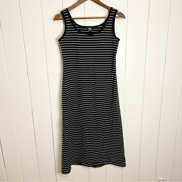 Donna. Dresses & Skirts - Donna Striped Maxi Dress. Size Large. Black and White.